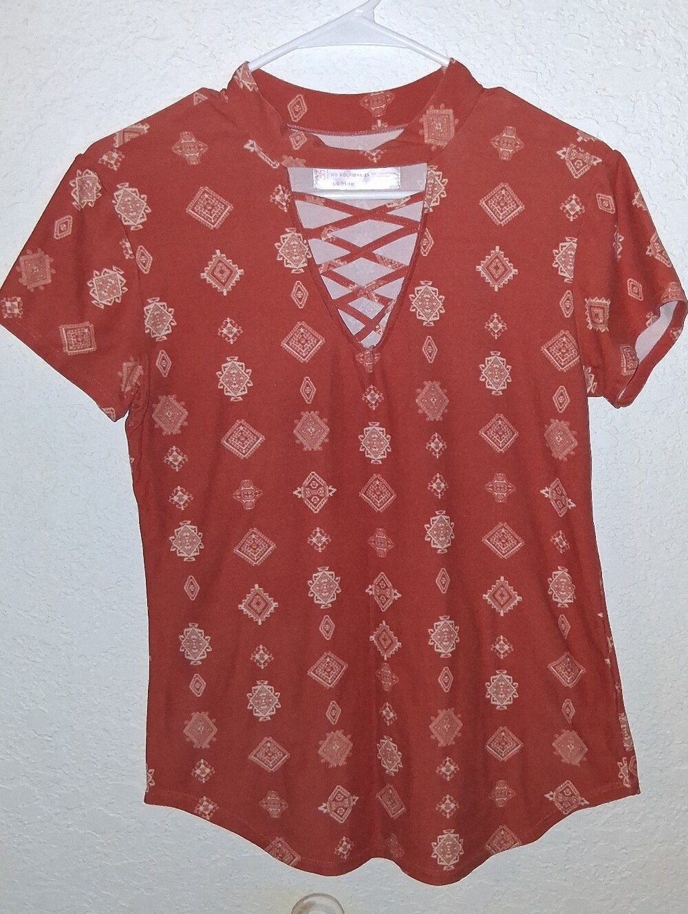 No Boundaries Rust Lattice V-Neck Geo Print Short Sleeve Top